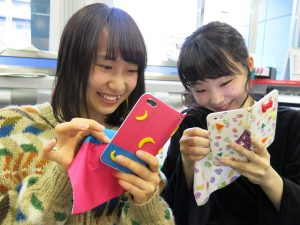 スマホケースと女性