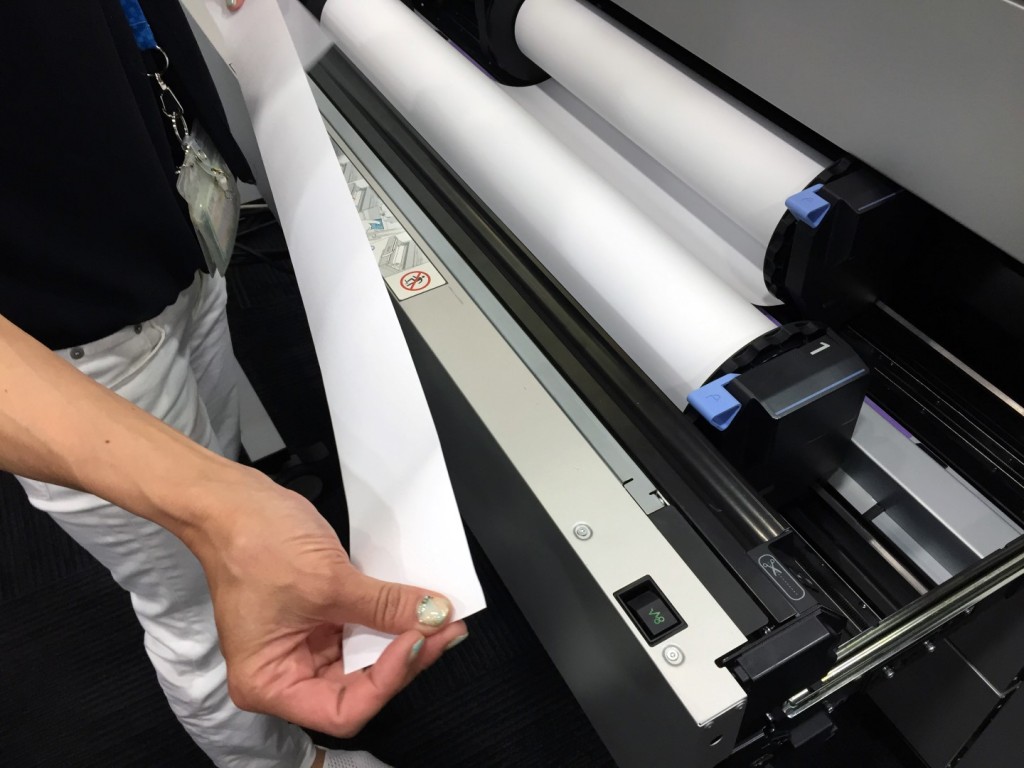 設置した用紙の先端は自動でカッティングされます。ヨレの無い用紙で印刷可能です。