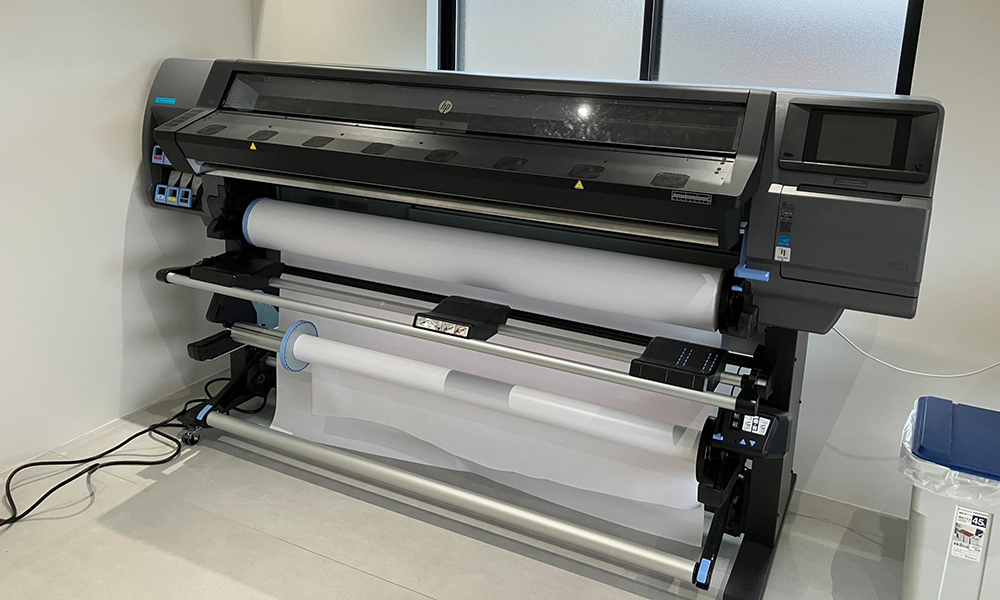 内製化で年間約150万の外注費を削減!HP Latex365が切り開く生産性向上の未来|ラテックス導入事例