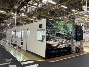 自動車製造工場で社員のモチベーションアップ｜ラテックスプリンターで壁紙装飾の内製化